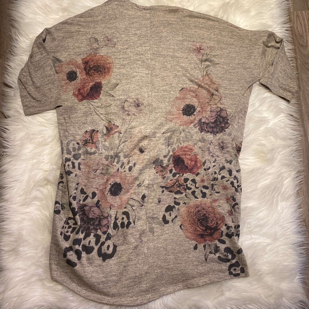 Live in the moment Floral Roses Women’s Size small Shrug Sweater
